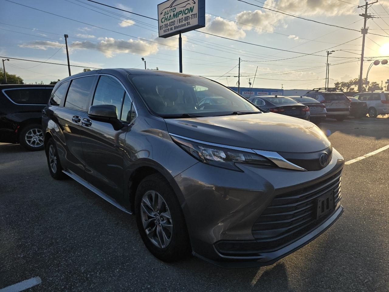 Toyota Sienna LE 8-Passenger 2024