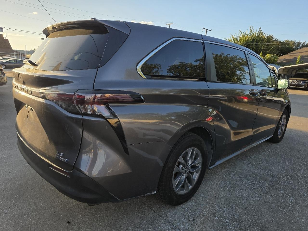 Toyota Sienna LE 8-Passenger 2024