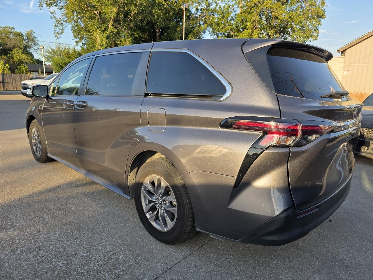 Toyota Sienna LE 8-Passenger 2024