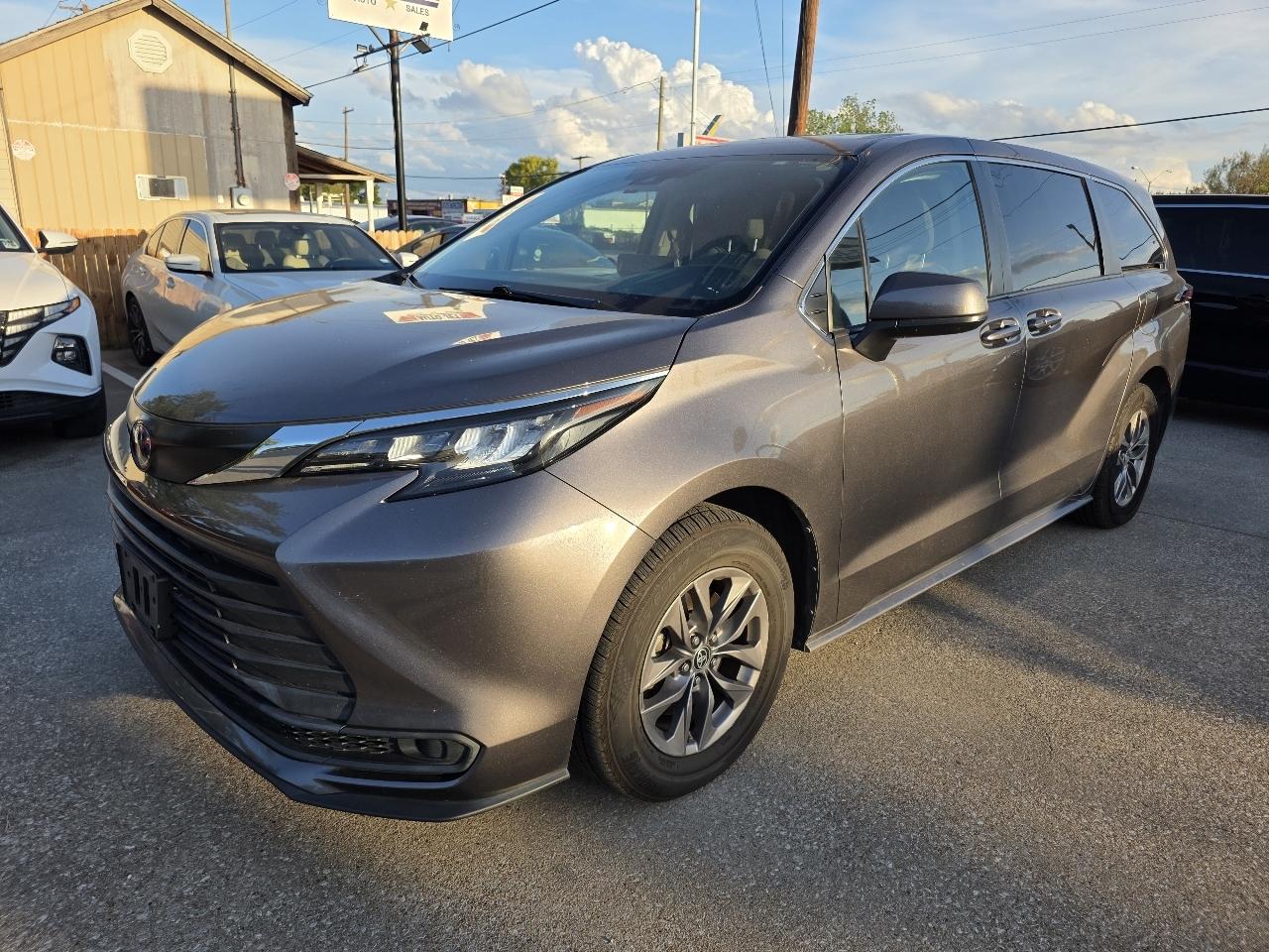Toyota Sienna LE 8-Passenger 2024
