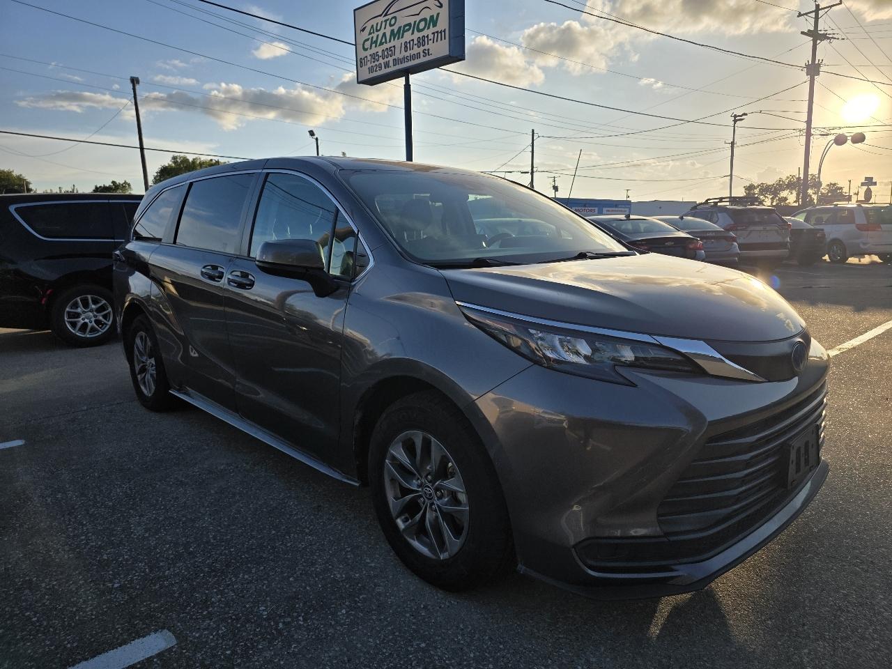 Toyota Sienna LE 8-Passenger 2024