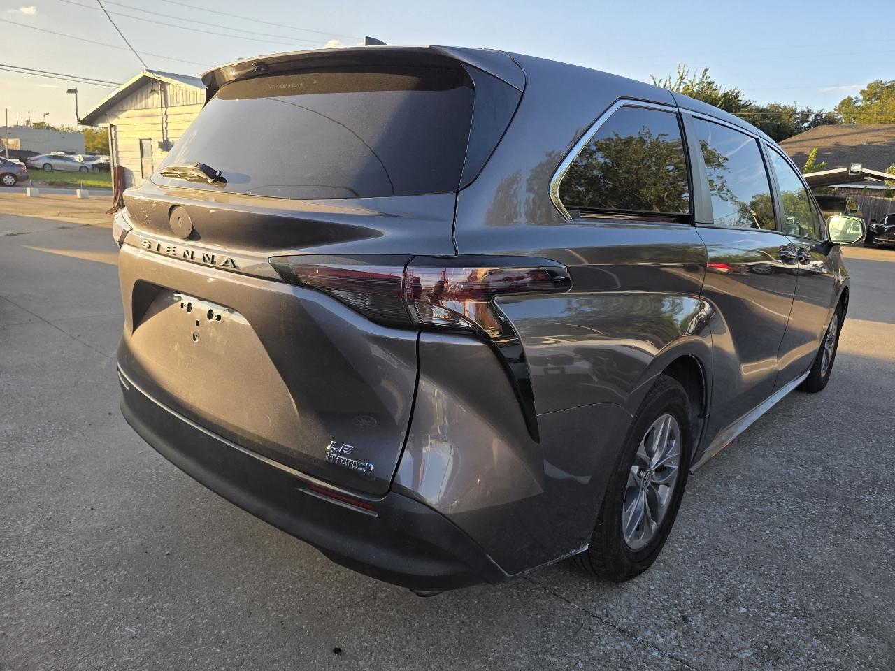 Toyota Sienna LE 8-Passenger 2024