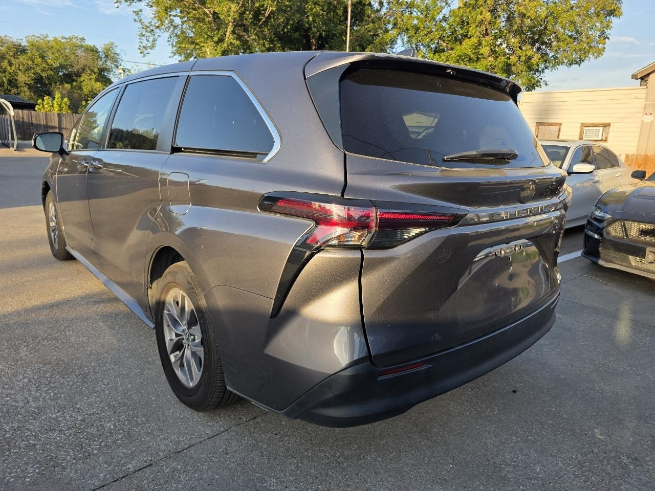 Toyota Sienna LE 8-Passenger 2024