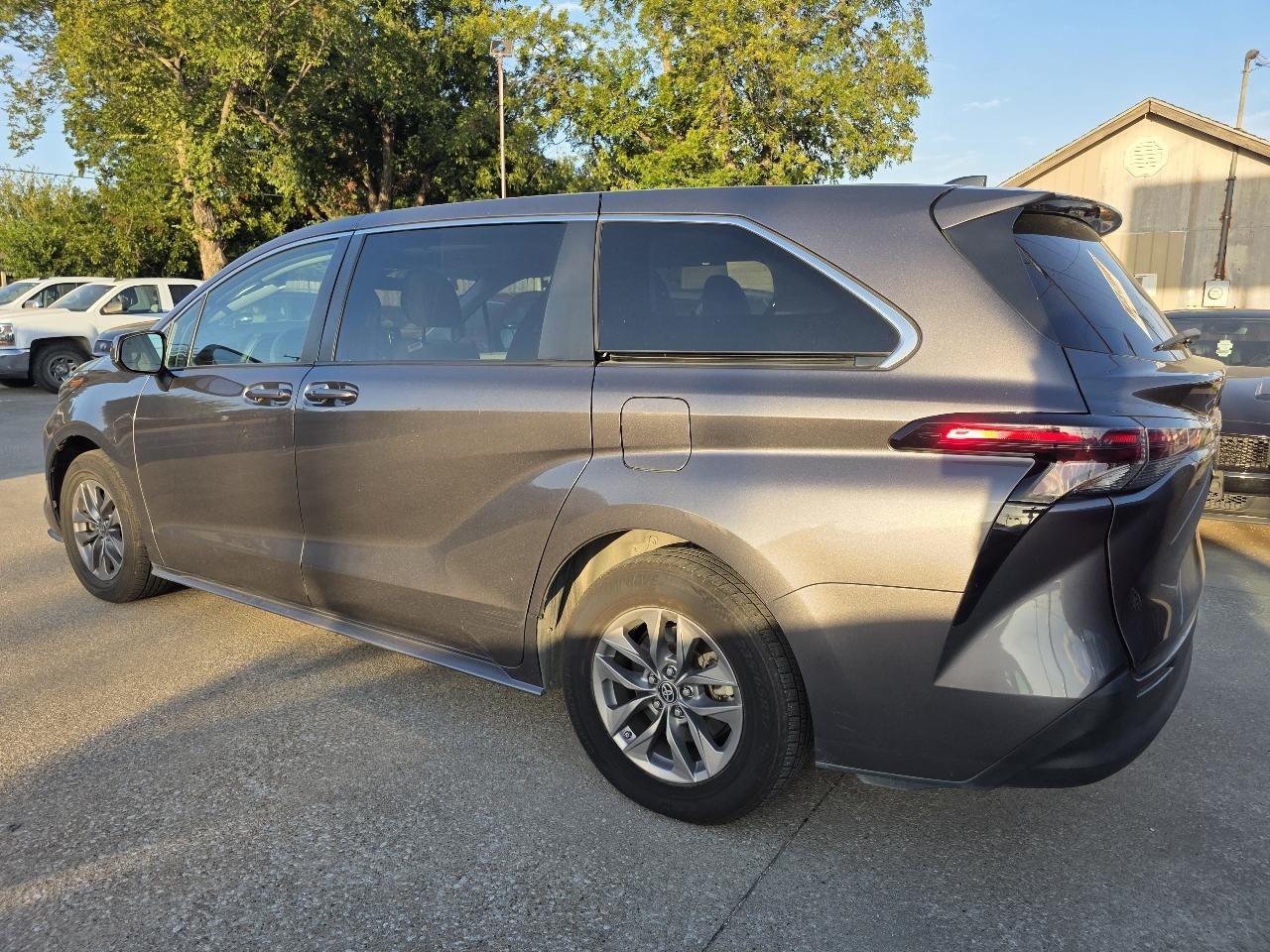 Toyota Sienna LE 8-Passenger 2024