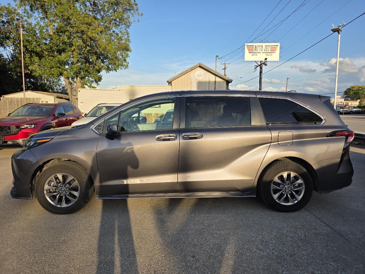 Toyota Sienna LE 8-Passenger 2024