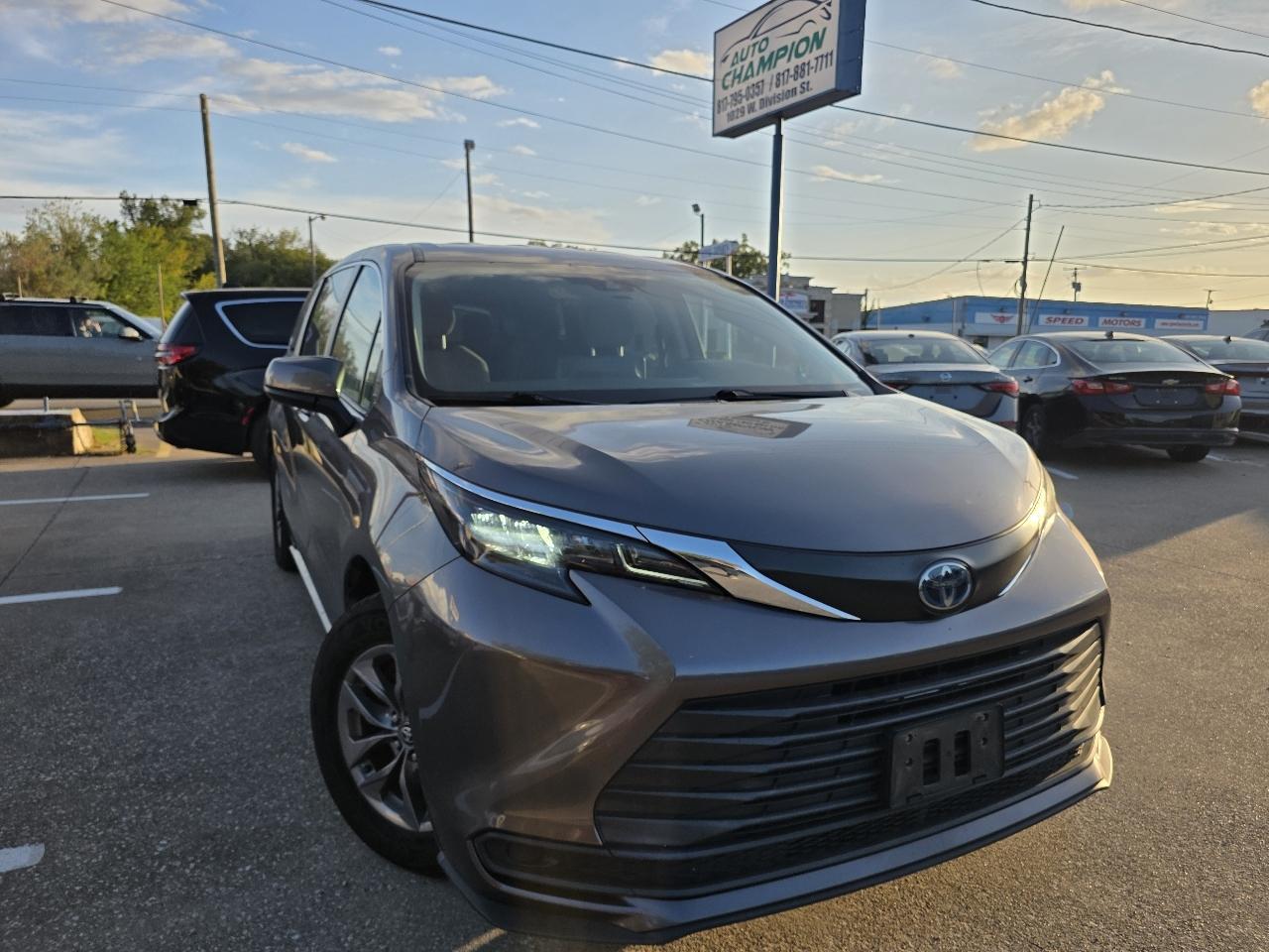 Toyota Sienna LE 8-Passenger 2024