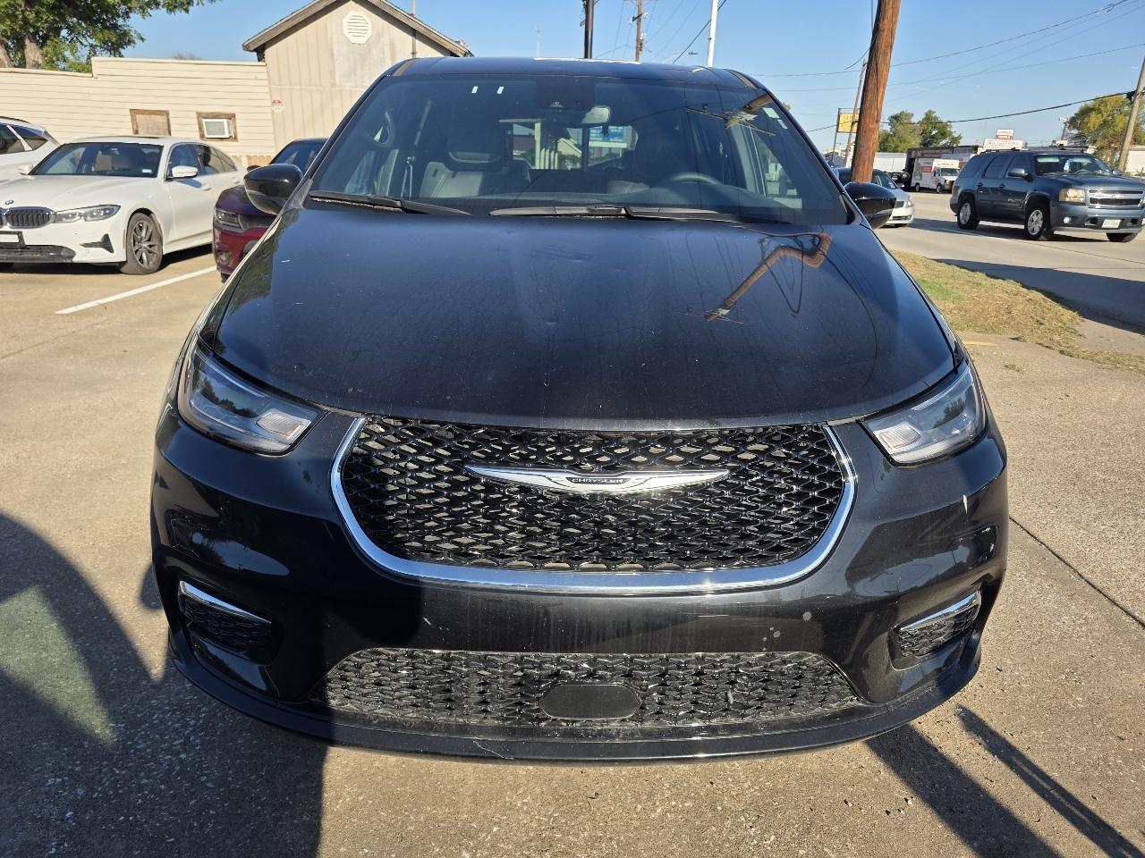 Chrysler Pacifica photo 2