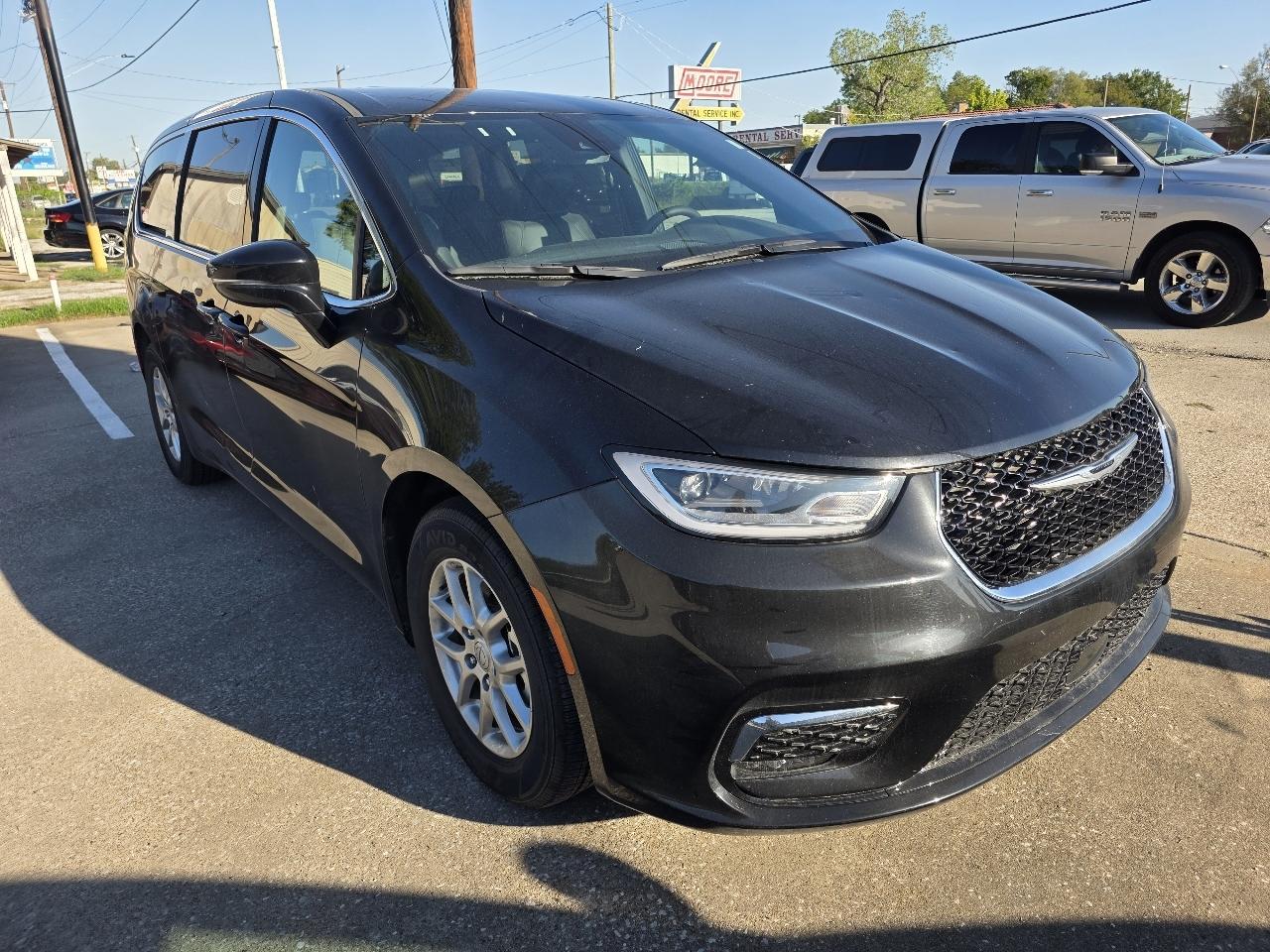 Chrysler Pacifica photo 3