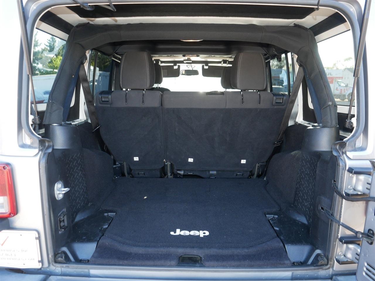 Jeep Wrangler Unlimited Sahara 4WD 2017