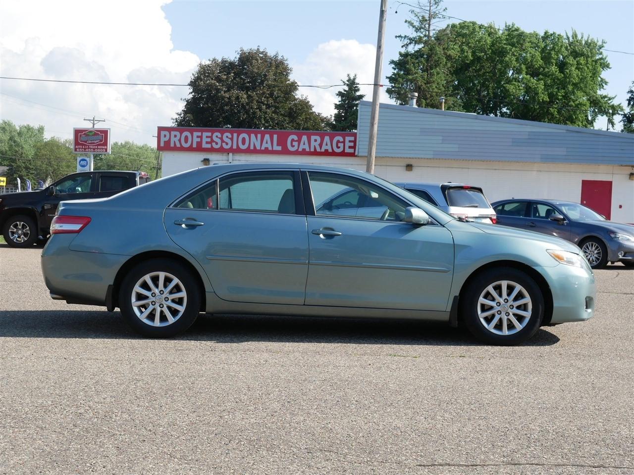 Toyota Camry XLE 4D Sedan 2011
