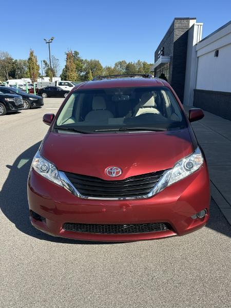Toyota Sienna LE 8-Pass V6 2011