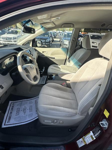 Toyota Sienna LE 8-Pass V6 2011