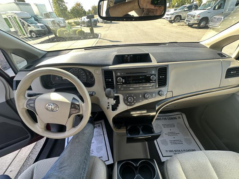 Toyota Sienna LE 8-Pass V6 2011