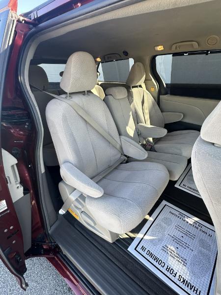 Toyota Sienna LE 8-Pass V6 2011