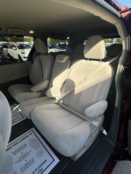 Toyota Sienna LE 8-Pass V6 2011