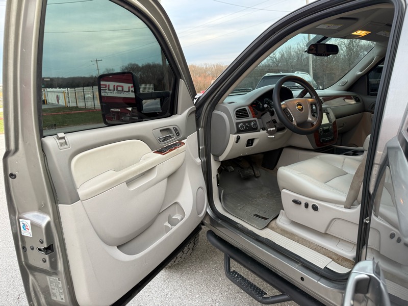 Chevrolet Silverado 2500HD 4WD Crew Cab 153.7" LTZ 2012