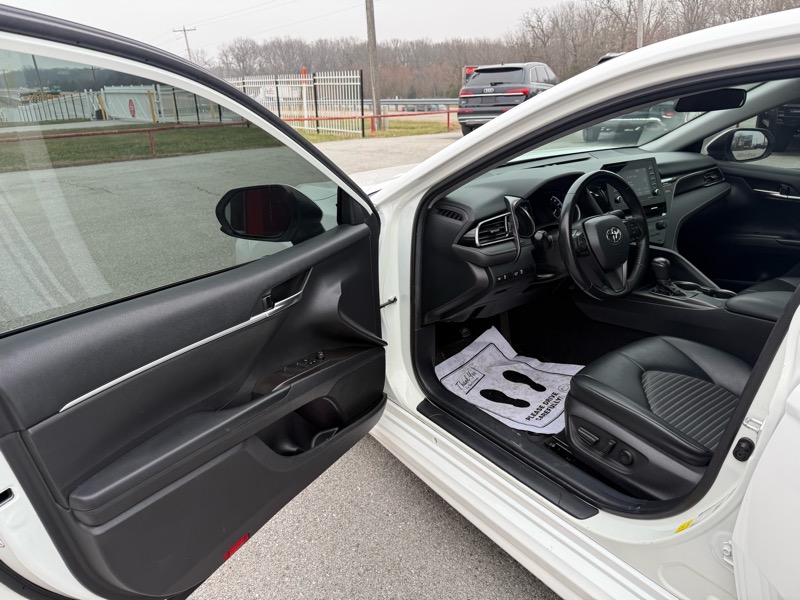 Toyota Camry SE Auto (Natl) 2021