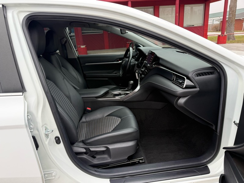 Toyota Camry SE Auto (Natl) 2021