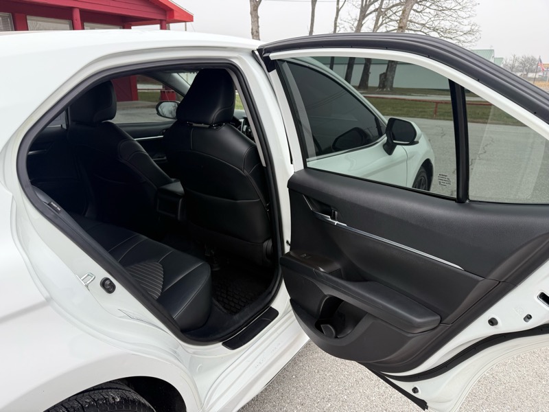 Toyota Camry SE Auto (Natl) 2021