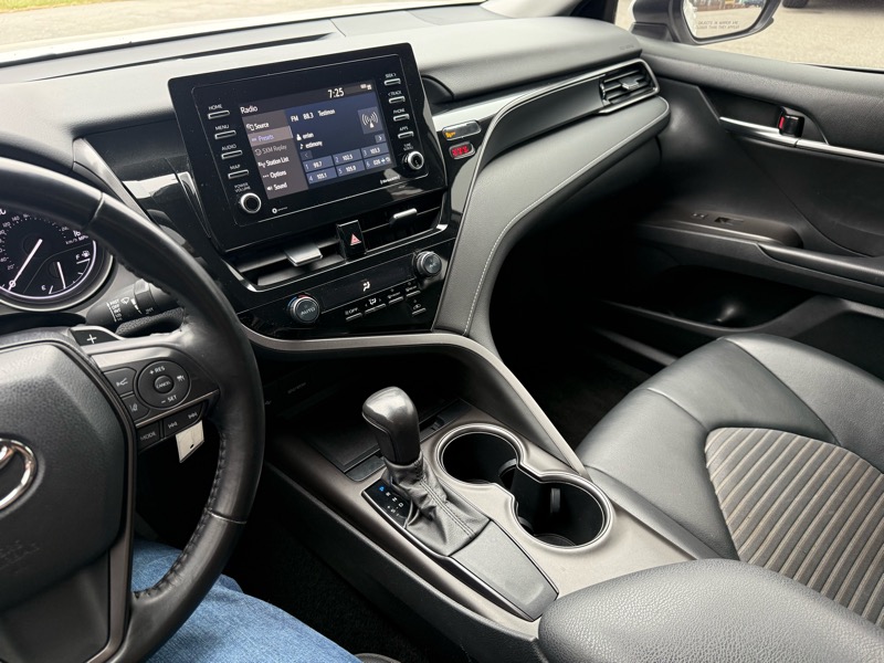 Toyota Camry SE Auto (Natl) 2021