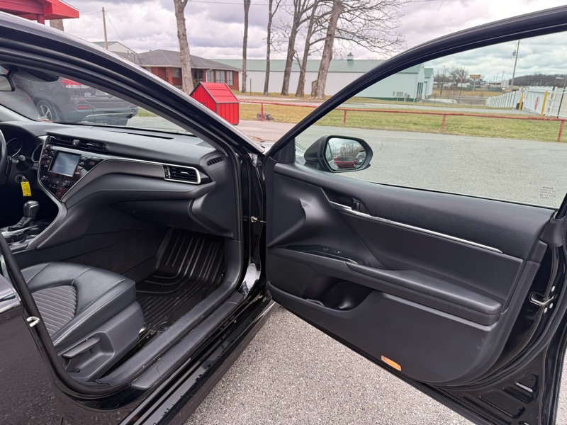 Toyota Camry SE Auto (Natl) 2018