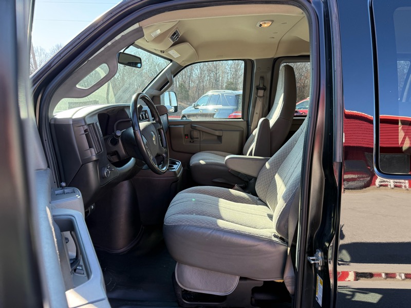 Chevrolet Express Passenger RWD 2500 135" LS 2023