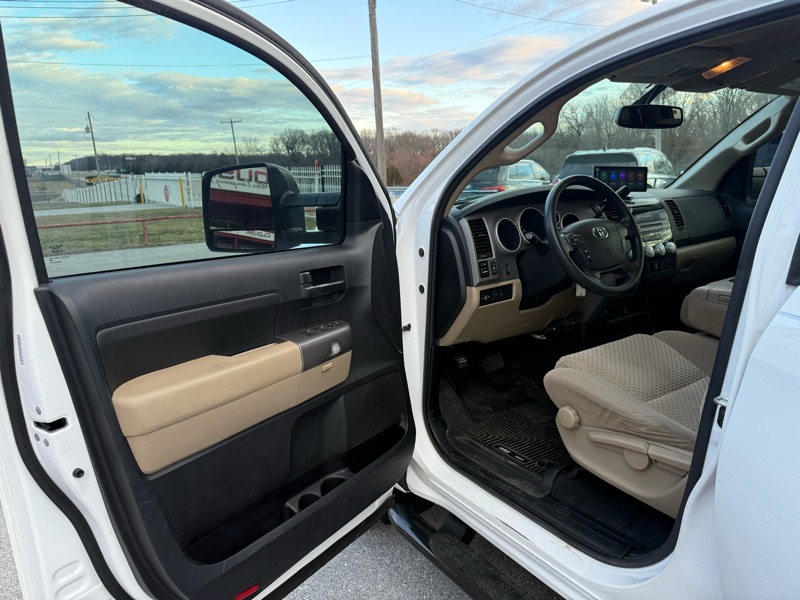 Toyota Tundra 4WD Truck CrewMax 5.7L FFV V8 6-Spd AT (Natl) 2013