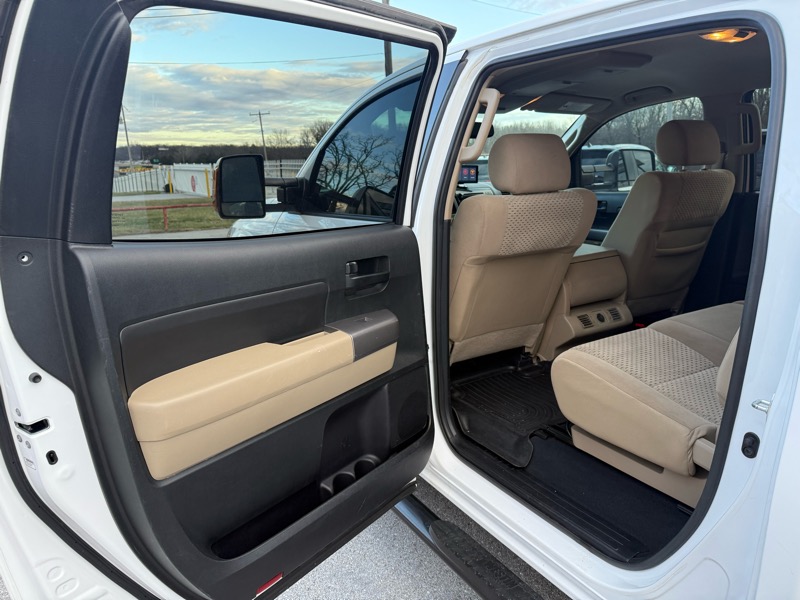 Toyota Tundra 4WD Truck CrewMax 5.7L FFV V8 6-Spd AT (Natl) 2013