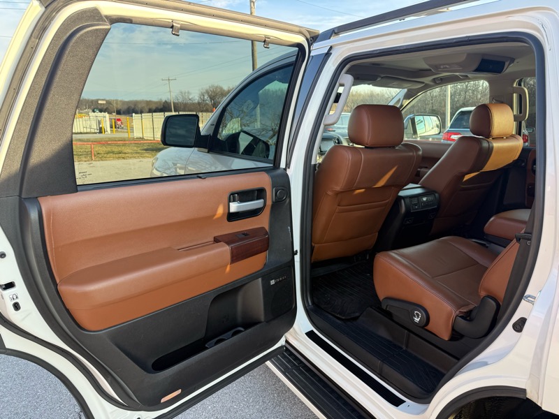 Toyota Sequoia 4WD 5.7L Platinum (Natl) 2014