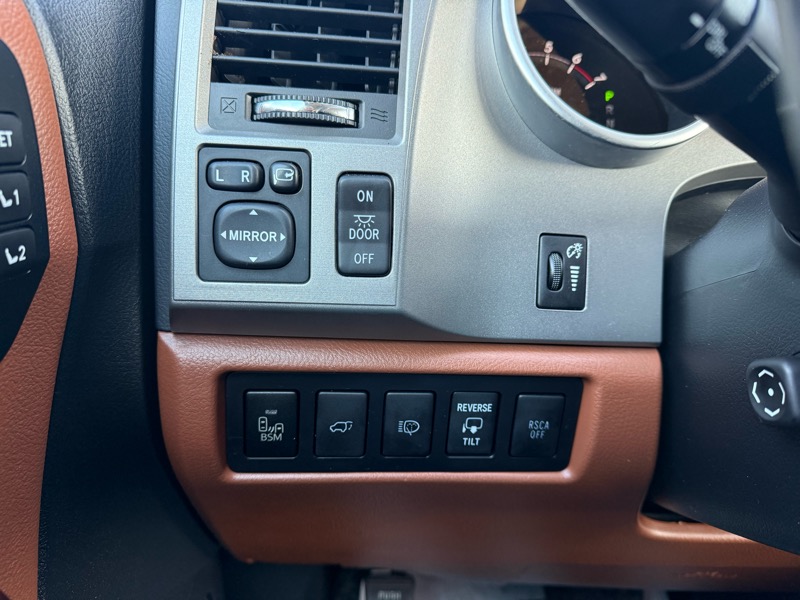 Toyota Sequoia 4WD 5.7L Platinum (Natl) 2014