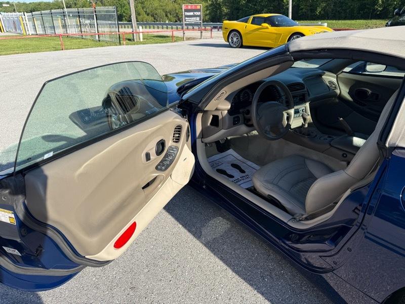 Chevrolet Corvette 2dr Convertible 2004