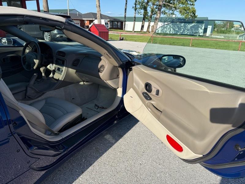 Chevrolet Corvette 2dr Convertible 2004