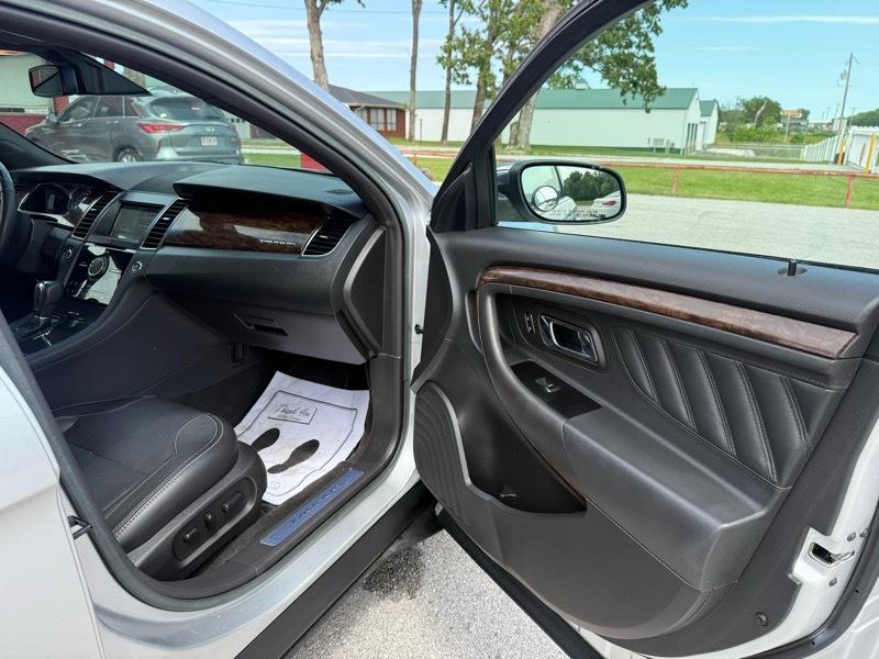 Ford Taurus 4dr Sdn Limited FWD 2016