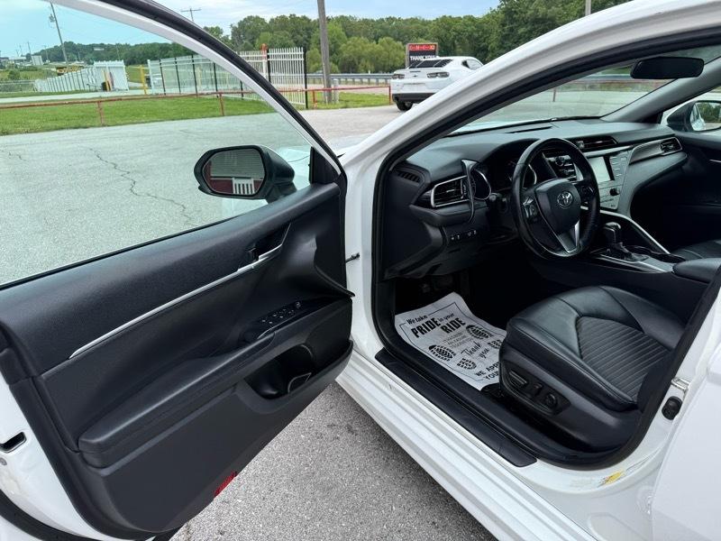 Toyota Camry SE Auto (Natl) 2020