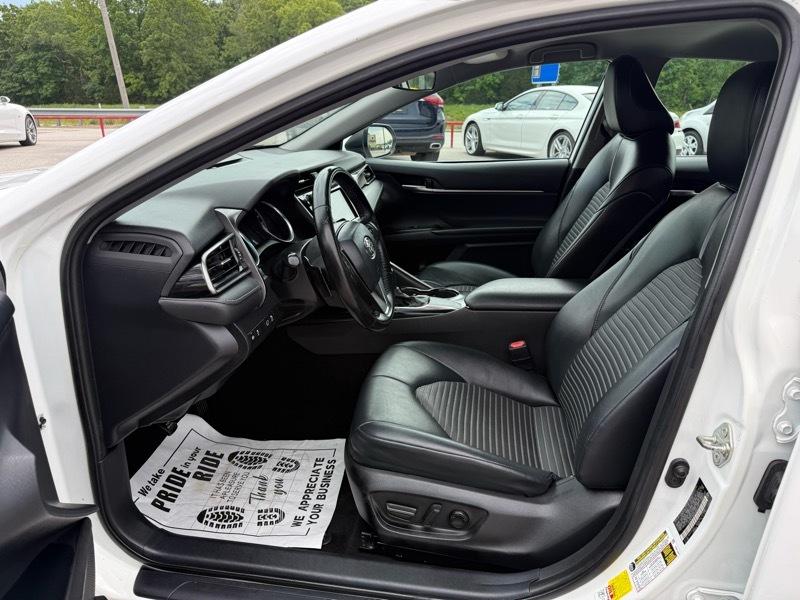 Toyota Camry SE Auto (Natl) 2020