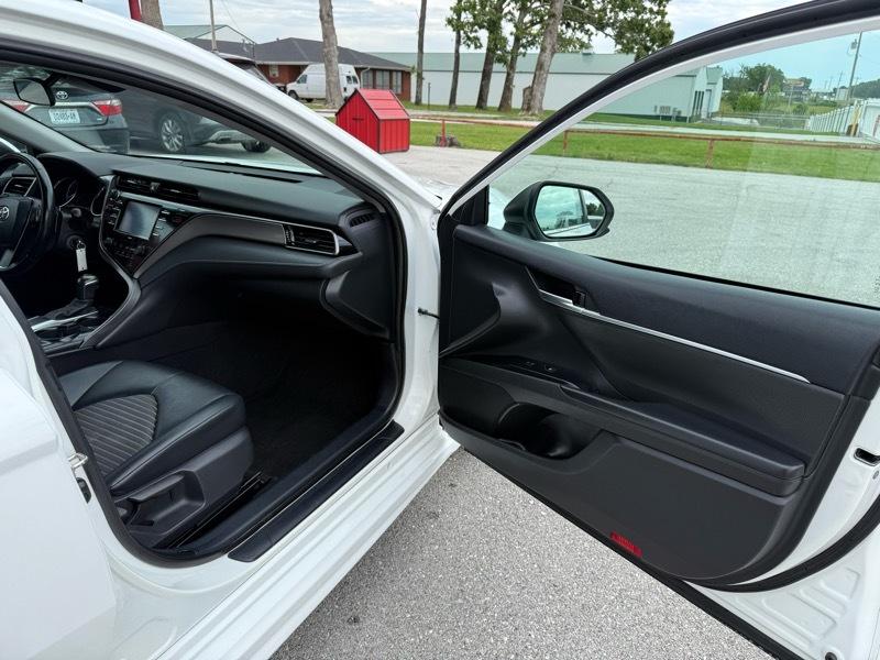 Toyota Camry SE Auto (Natl) 2020