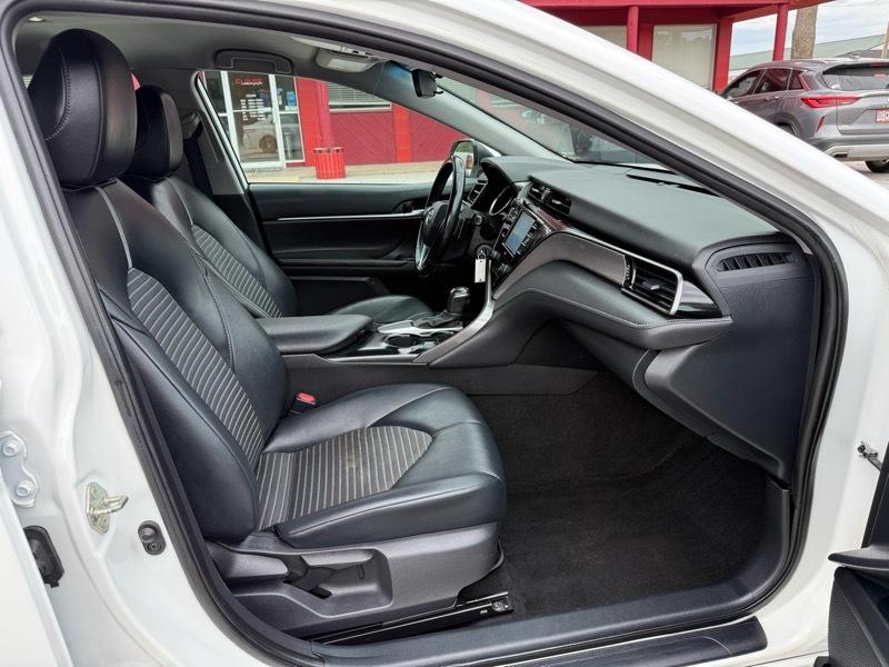 Toyota Camry SE Auto (Natl) 2020