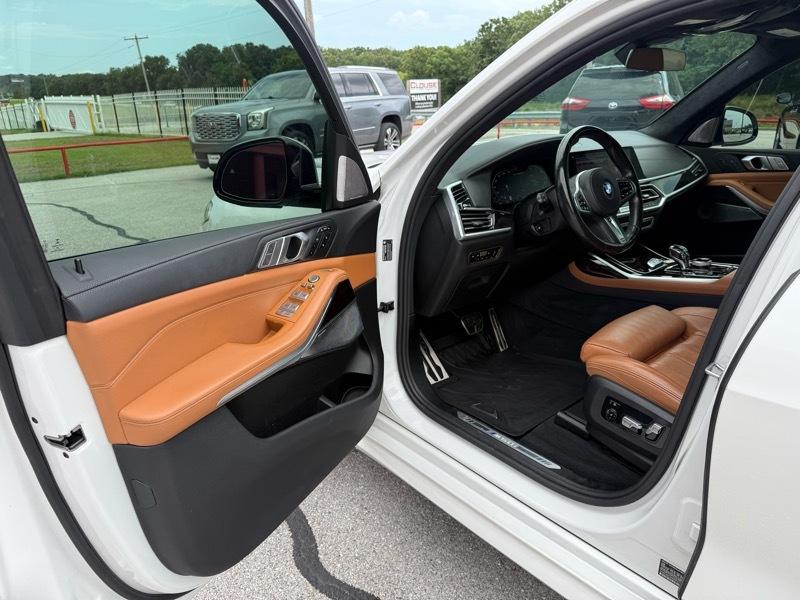 BMW X7 M50i Sports Activity Vehicle 2021