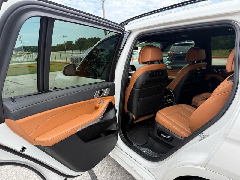 BMW X7 M50i Sports Activity Vehicle 2021