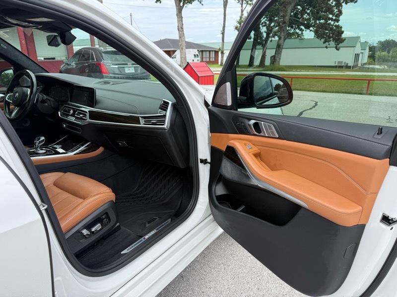 BMW X7 M50i Sports Activity Vehicle 2021
