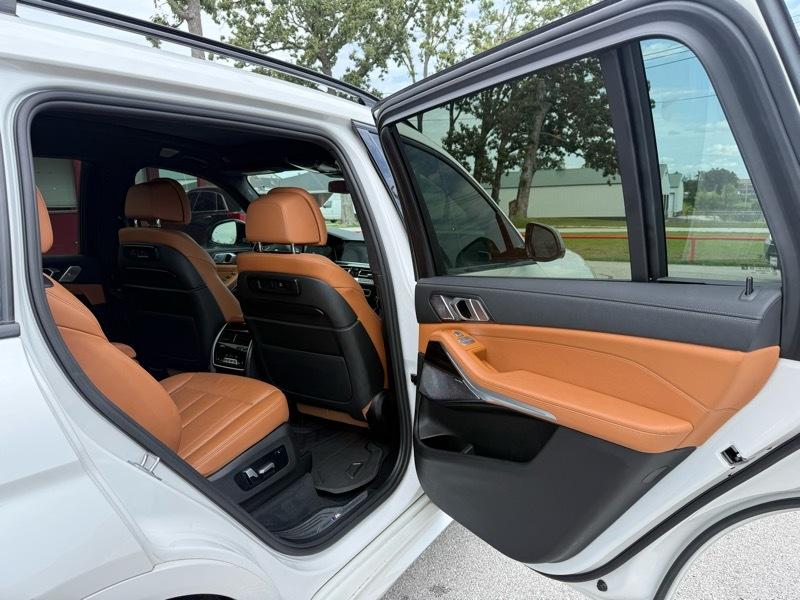 BMW X7 M50i Sports Activity Vehicle 2021