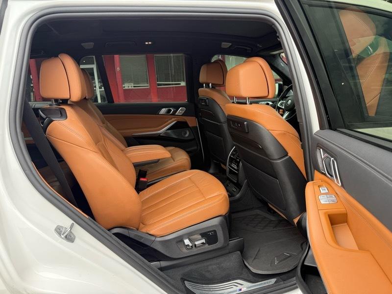 BMW X7 M50i Sports Activity Vehicle 2021
