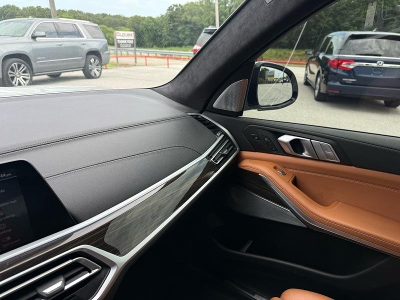 BMW X7 M50i Sports Activity Vehicle 2021