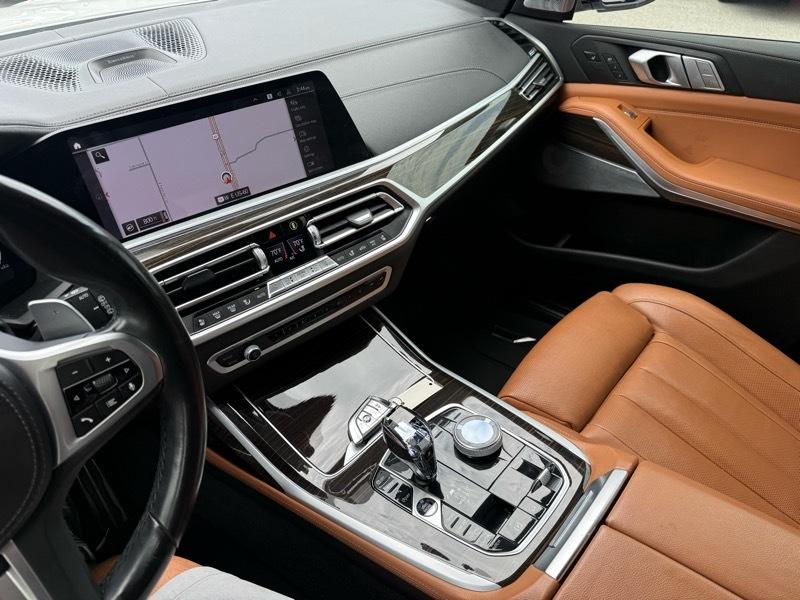 BMW X7 M50i Sports Activity Vehicle 2021