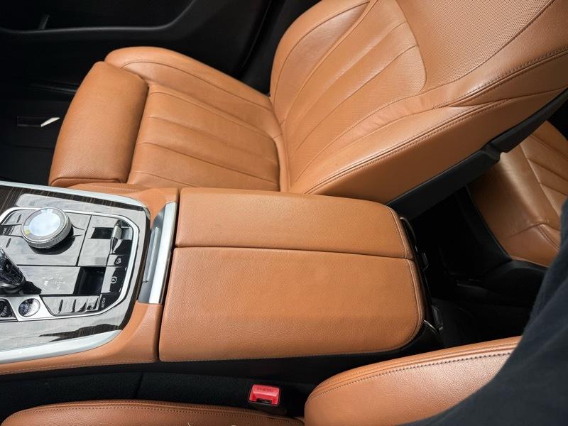 BMW X7 M50i Sports Activity Vehicle 2021
