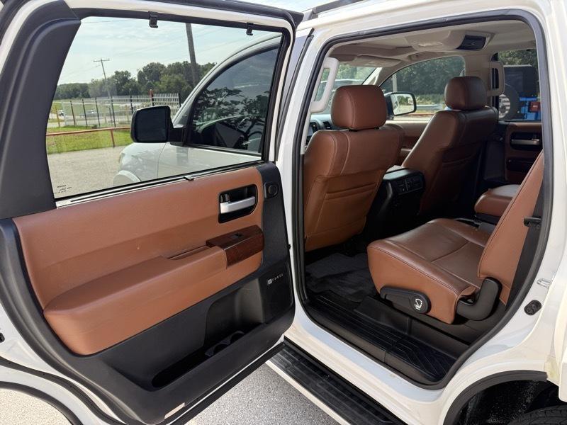 Toyota Sequoia 4WD 5.7L FFV Platinum (Natl) 2016