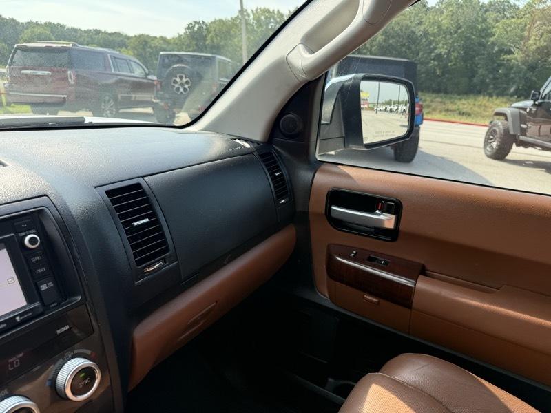 Toyota Sequoia 4WD 5.7L FFV Platinum (Natl) 2016