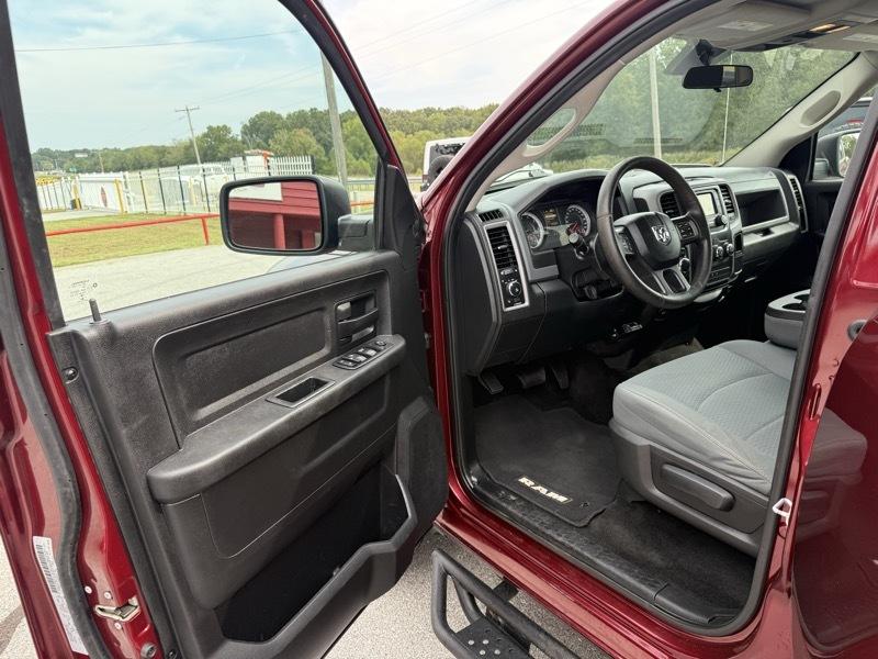 RAM 1500 Express 4x4 Crew Cab 5'7" Box 2017