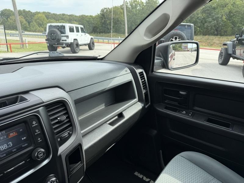 RAM 1500 Express 4x4 Crew Cab 5'7" Box 2017