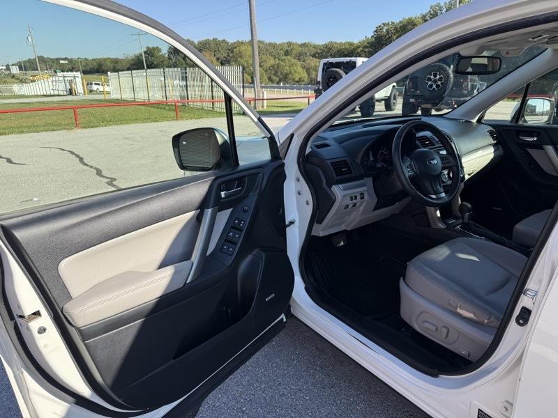 Subaru Forester 4dr CVT 2.5i Touring PZEV 2015